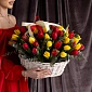 Корзинка из 45 красных и желтых тюльпанов с зеленью - фото 2