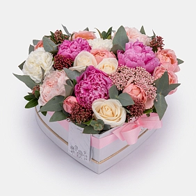 Коробка из гвоздик и пион "Моей избраннице"