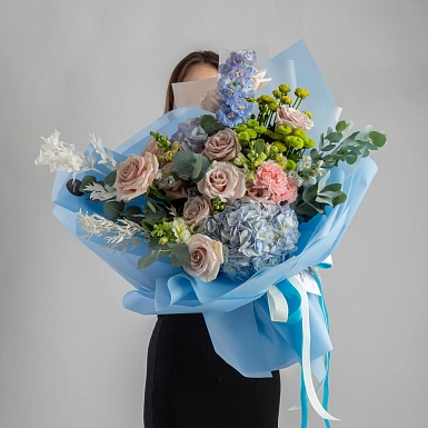Букет с дельфиниумом и розами "Petra" фото