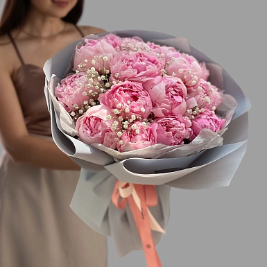 Букет из 15 розовых пионов и гипсофилы - фото 3