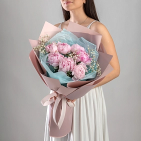 Букет из 7 розовых пионов и гипсофилы