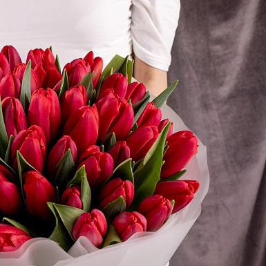 51 красный тюльпан в оформлении - фото 5
