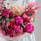 Букет с пионами и пионовидными спрей розами "Cerise" - фото 5