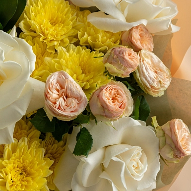 Букет из роз и кустовых хризантем “Гулим” - фото 5