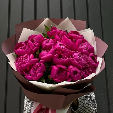 Букет из 19 местных малиновых пионов - фото 2