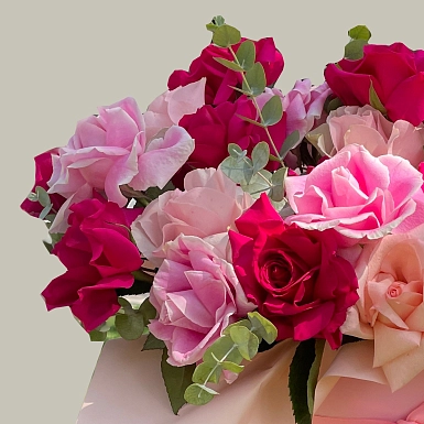 25 разноцветных Голландских роз с зеленью в коробке - фото 3