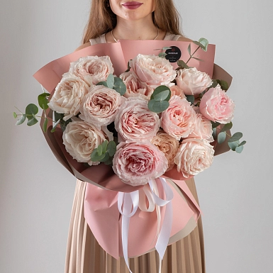 Букет из 15 пионовидных роз "Tsumugi" с оформлением - фото 4