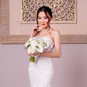 Букет невесты из пионов и фаленопсиса "Киара"