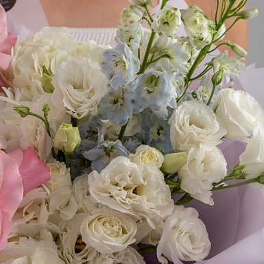 Букет с дельфиниумом "Нежное облако" фото