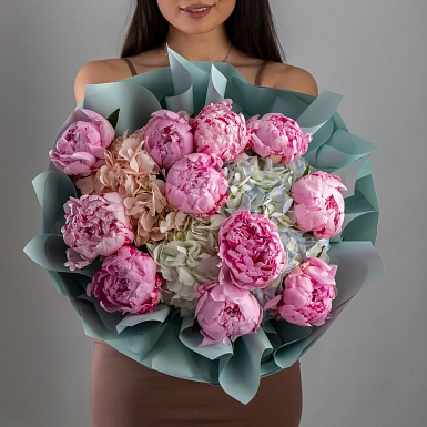 Букет из гортензий и пионов "Romance" - фото 5