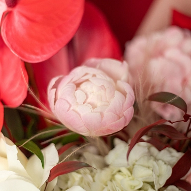 Букет из пионов и антуриума "Lady" - фото 7