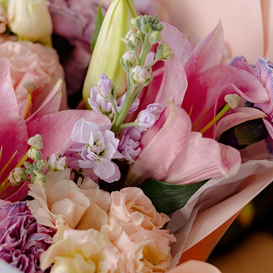 Букет с лилией и гвоздиками "Soft bloom" - фото 5