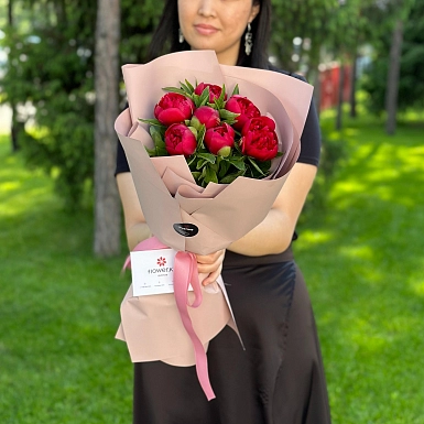 7 местных красных пионов в оформлении - фото 5