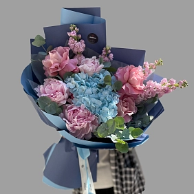 Букет из гортензии и пионов "Версаль"