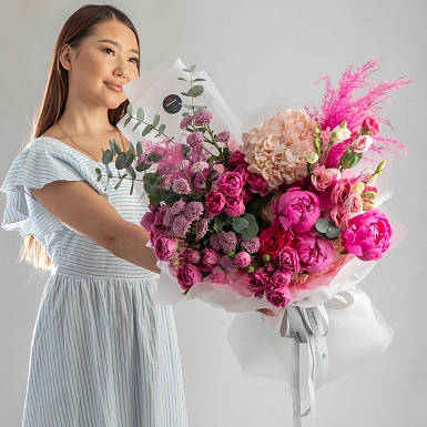 Букет с пионами и пионовидными спрей розами "Cerise" - фото 3