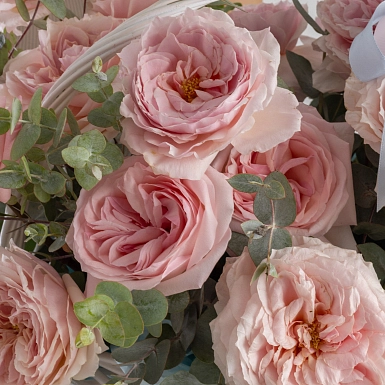 Композиция в корзине из пионовидных роз "Аромат садовых роз" - фото 5