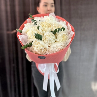 Букет из 11 белых пионов с зеленью - фото 1