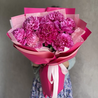 Букет из 11 местных малиновых пионов - фото 2