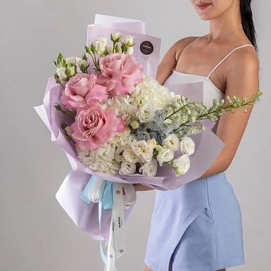 Букет с дельфиниумом "Нежное облако" в оформлении - фото 3