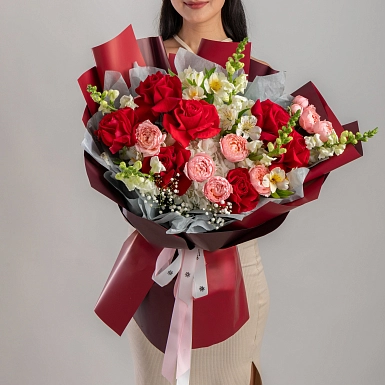 Букет с гортензией "Красный бархат" - фото 1