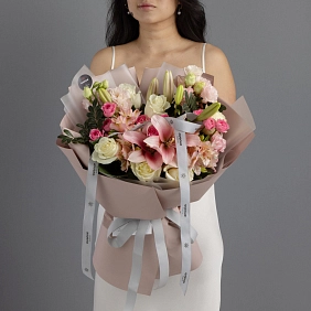 Букет с лилией и розами "Очарование"