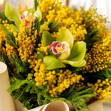 Букет из мимозы и орхидеи "Весенняя роса" S - фото 6