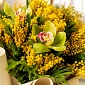 Букет из мимозы и орхидеи "Весенняя роса" S - фото 6