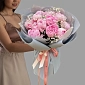Букет из 11 розовых пионов и гипсофилы - фото 3