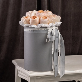 Коробка из 15 кремовых пионовидных роз David Austin