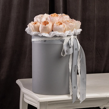 Коробка из 15 кремовых пионовидных роз David Austin - фото 1