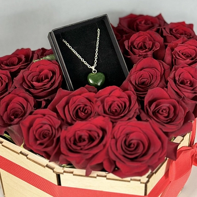 Коробка сердце из 19 роз и украшения "Праздник любви" - фото 5