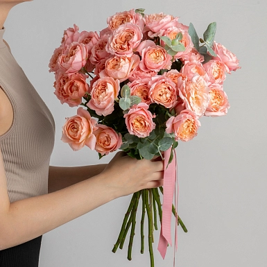 Букет из 11 кустовых пионовидных роз "Julietta" - фото 4