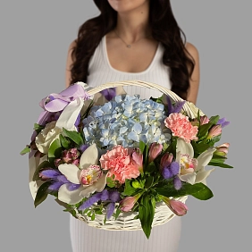 Корзинка из гортензии и орхидей "Улыбка"