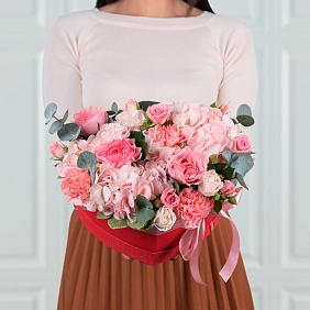 Коробка из гортензии и садовых роз "О любви" фото