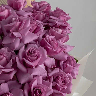 25 фиолетовых сортовых Голландских роз в коробке - фото 6