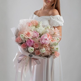 Букет с пионами и маттиолой "Чудное мгновенье" в оформлении фото