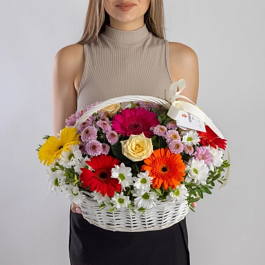 Композиция с герберами в корзине "Цветочный комплимент" - фото 1