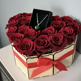 Коробка сердце из 19 роз и украшения "Праздник любви"