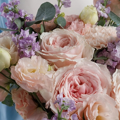 Букет из пионовидных роз и гвоздик "Ариэль" - фото 5