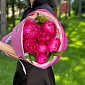 Букет из 7 местных малиновых пионов с зеленью - фото 5