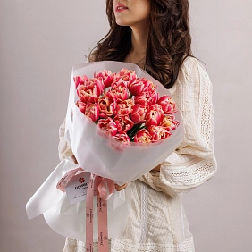 Букет из 25 красно-белых пионовидных тюльпанов