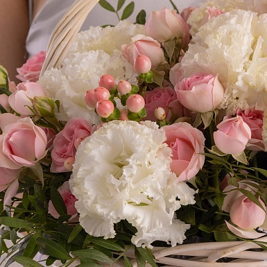 Композиция в корзине с лизиантусами "Радость Жизни" - фото 3
