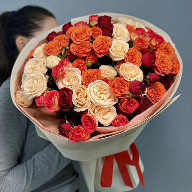 Букет из 15 микс кустовых роз "Тянь-Шань" - фото 3