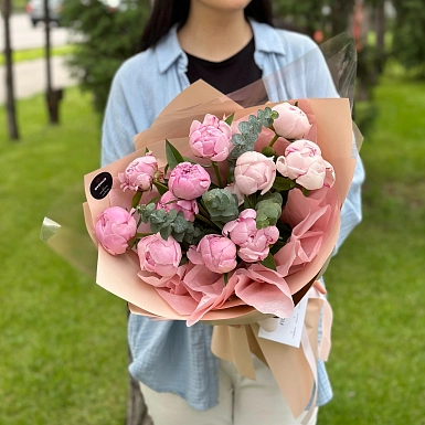 11 розовых пионов с эвкалиптом - фото 1