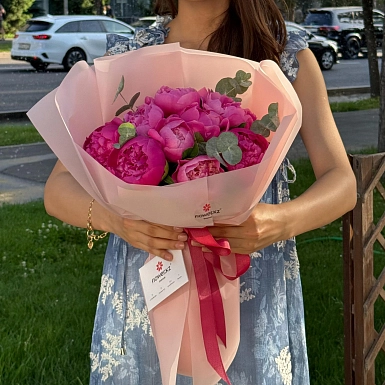 Букет из 9 малиновых пионов от Скакодуб А.А. с зеленью - фото 2