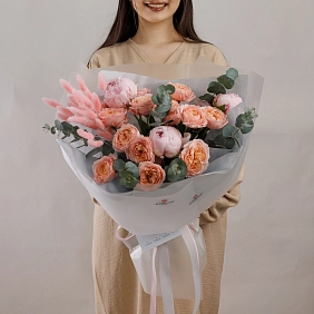 Букет из пионов и кустовых пионовидных роз "Сказка Джульетты"