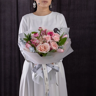 Букет из гортензии и ранункулюсов "Аромат нежности" фото