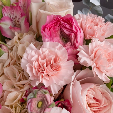 Букет из гортензии и ранункулюсов "Аромат нежности" фото