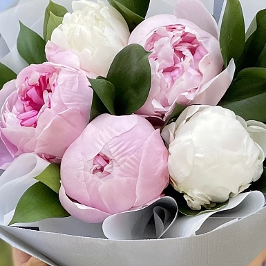 Букет из 5 белых и розовых пионов с зеленью - фото 4