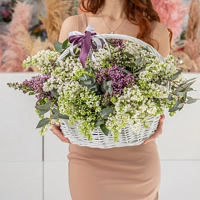Корзина из 17 веток сирени "Мелодия весны"